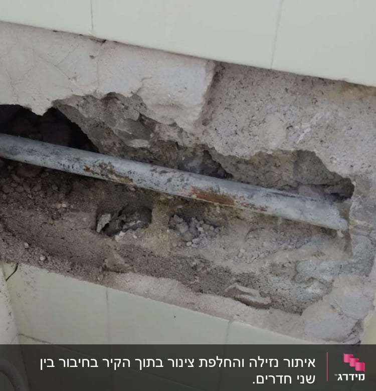 צינור מים חשוף בקיר שבור עם ברז